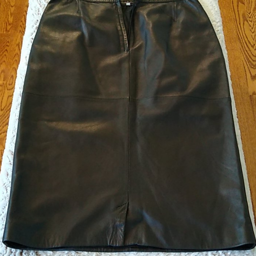 Exquisite Valentino Leather Skirt - Picture 11 of 16
